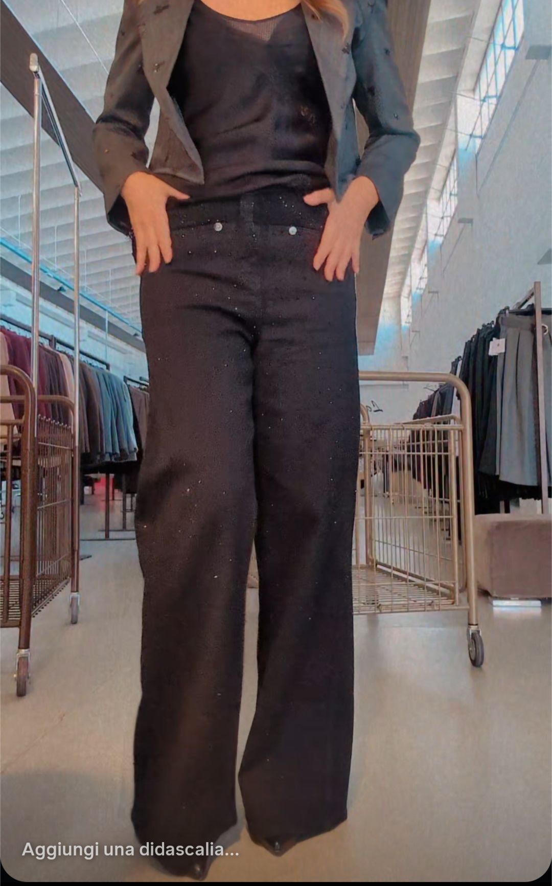 jeans nero modello wide leg con strass e canotta raso coccinella brand