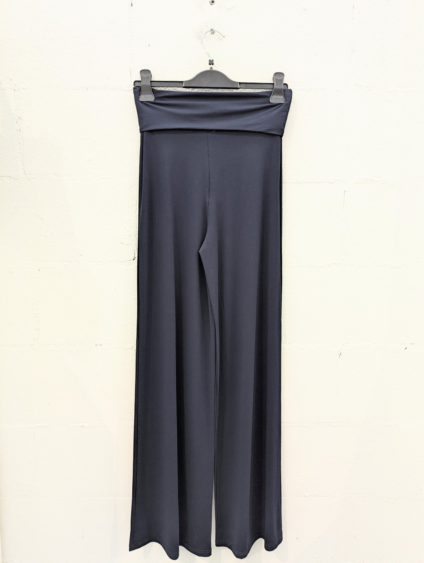 Pantalone palazzo blu da donna in jersey elasticizzato con vita alta risvoltabile, vestibilità ampia e stile casual elegante – Modita.it