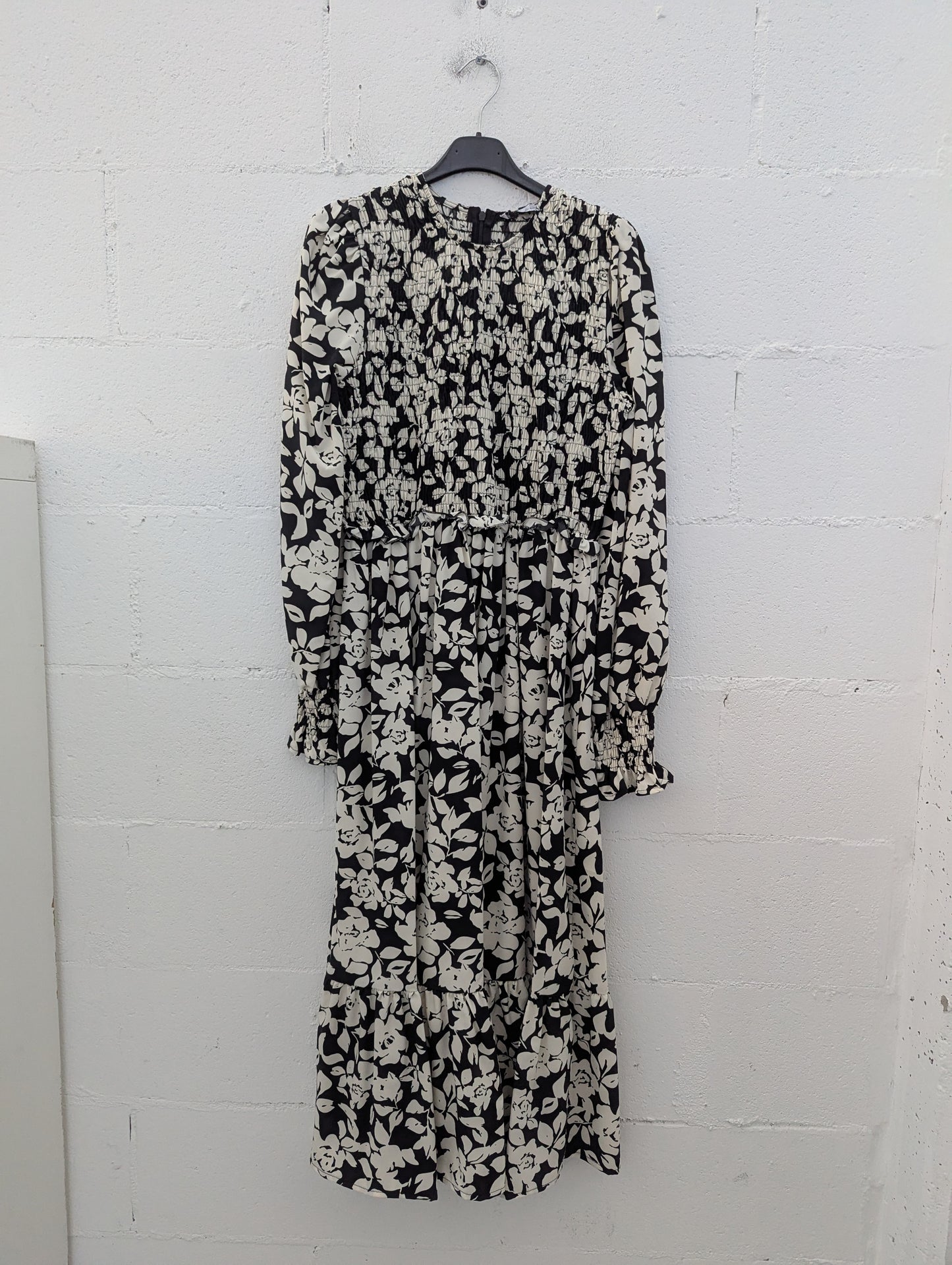 Abito lungo a fiori con corpino arricciato – Nero & Avorio