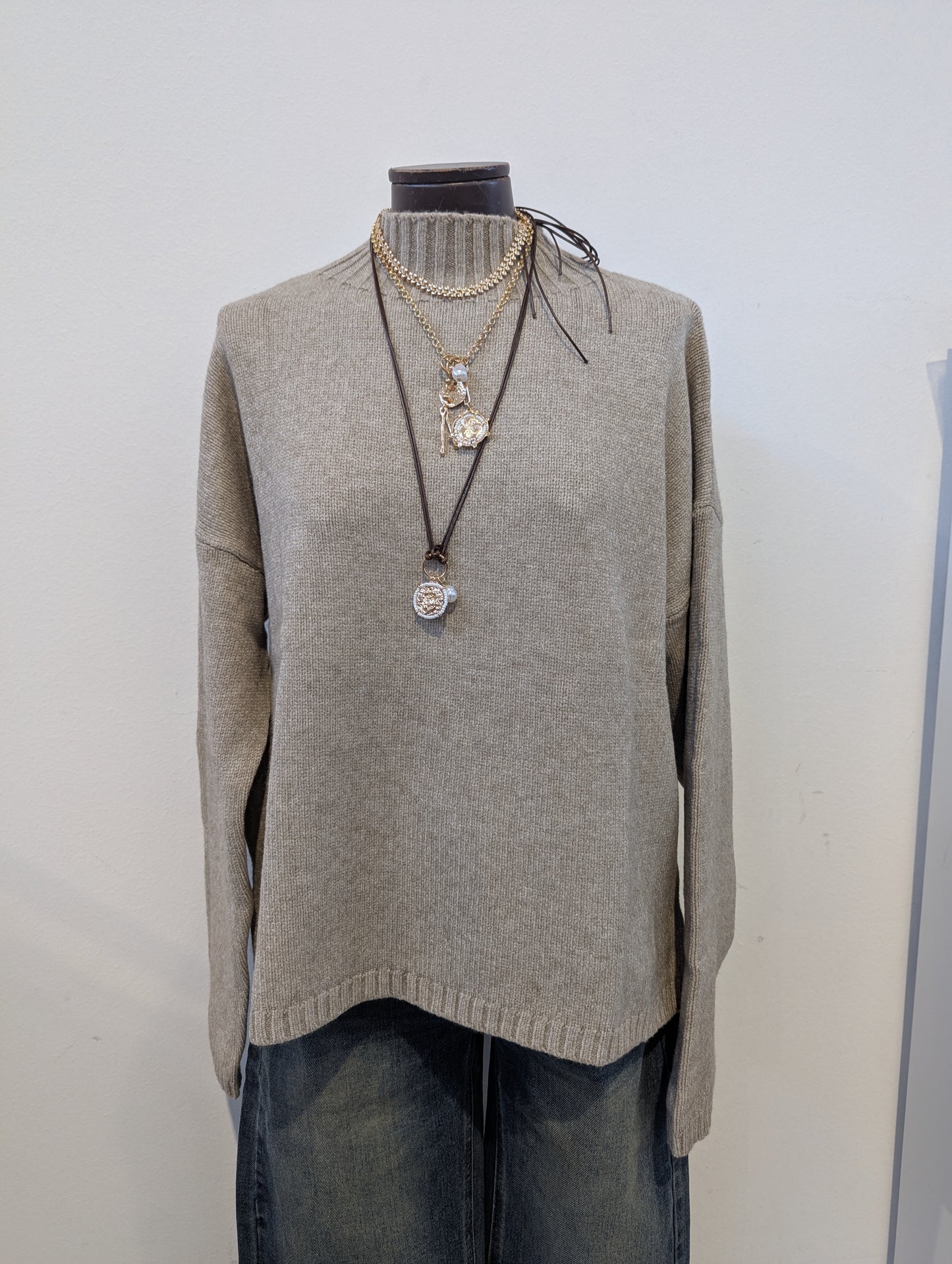 Maglione Collo Alto Grigio: Comfort, Stile Minimalista e Versatilità Invernale