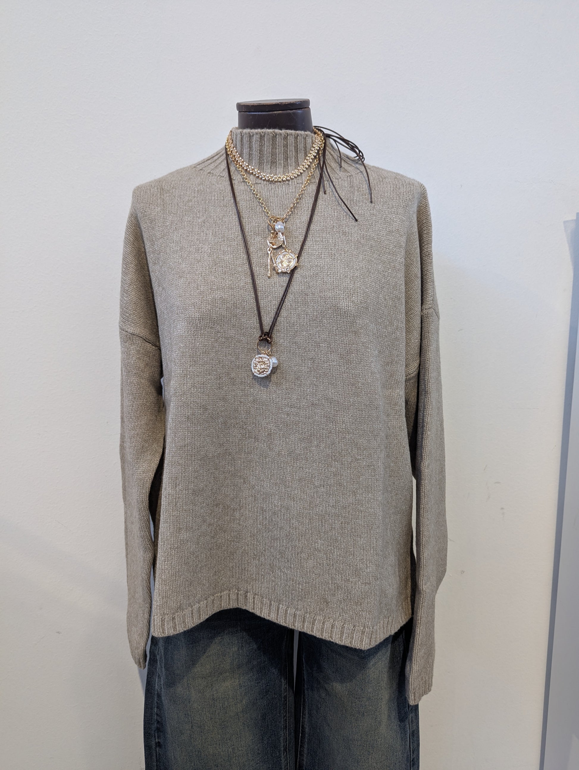 Maglione Collo Alto Grigio: Comfort, Stile Minimalista e Versatilità Invernale