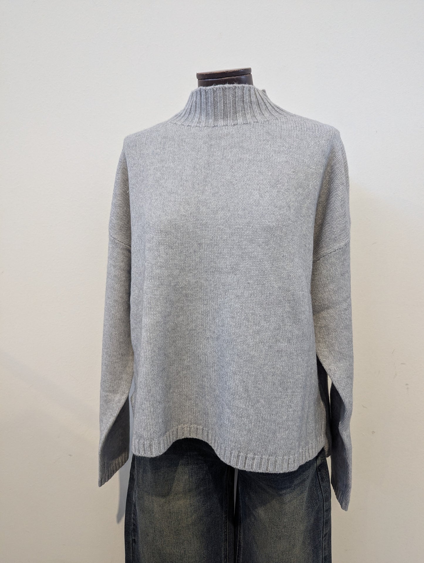 Maglione Collo Alto Grigio: Comfort, Stile Minimalista e Versatilità Invernale