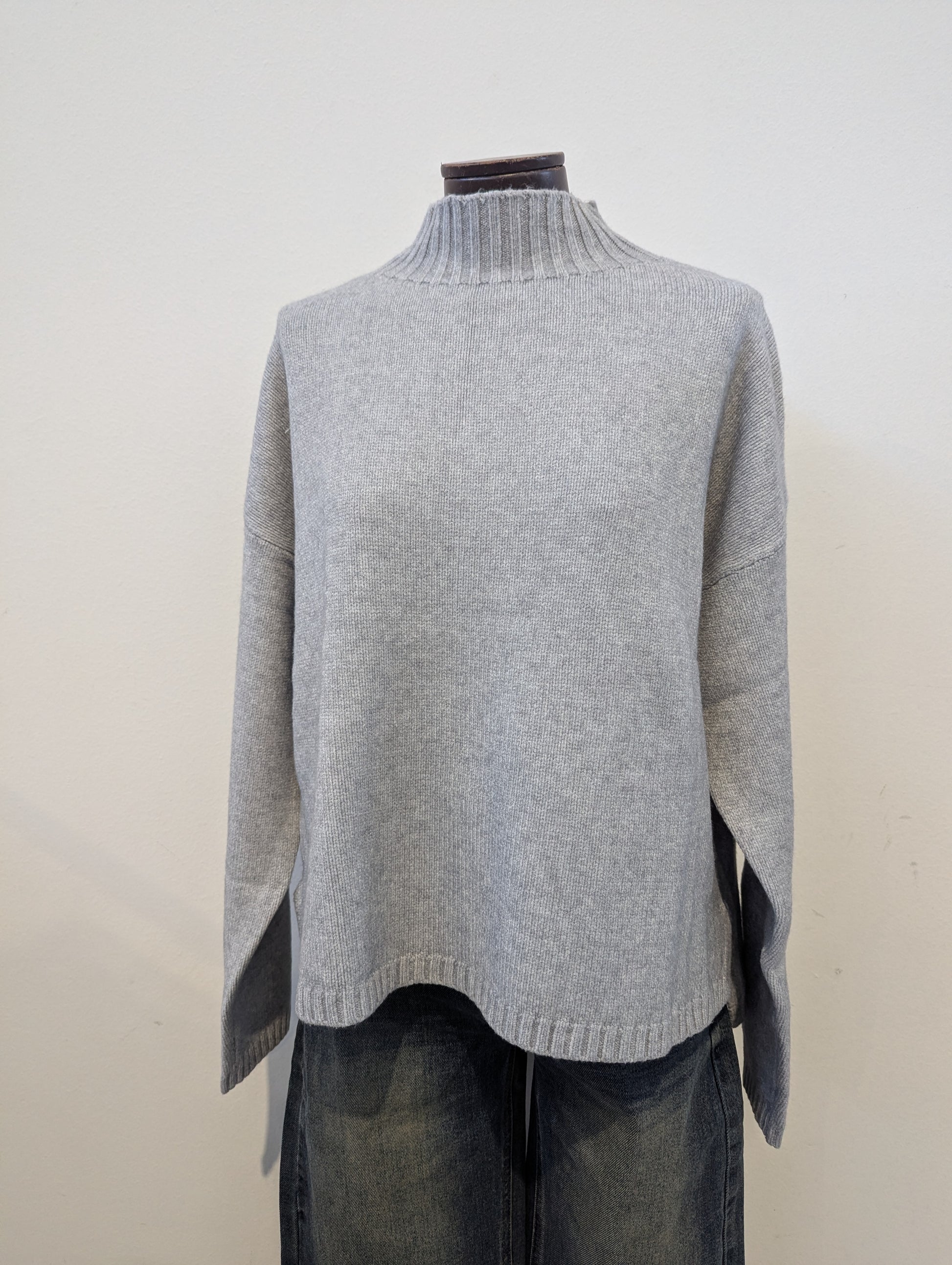 Maglione Collo Alto Grigio: Comfort, Stile Minimalista e Versatilità Invernale