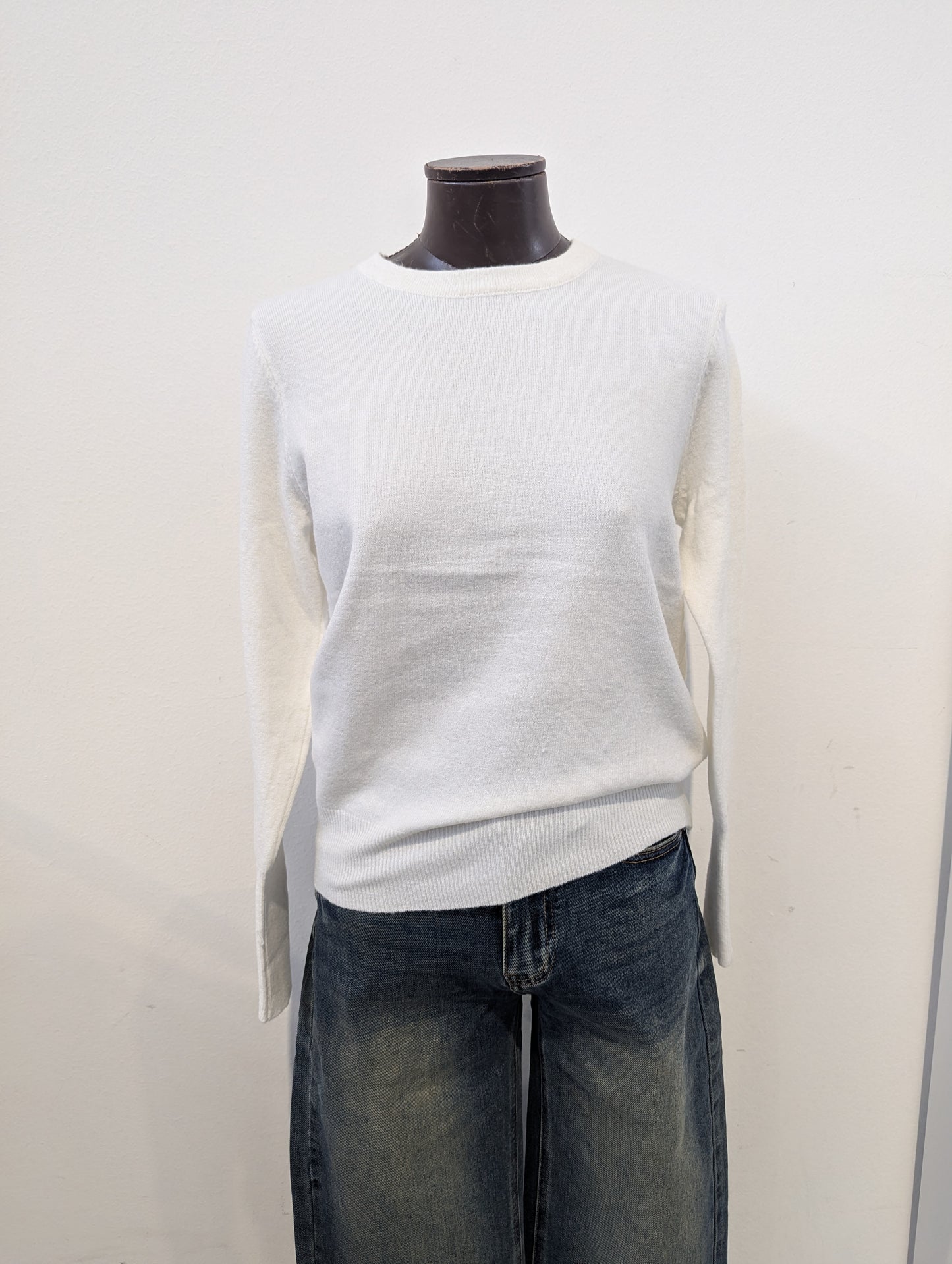 "Maglione donna  slim fit con girocollo e bottoni dorati sui polsini.Perfetto per l'autunno inverno."