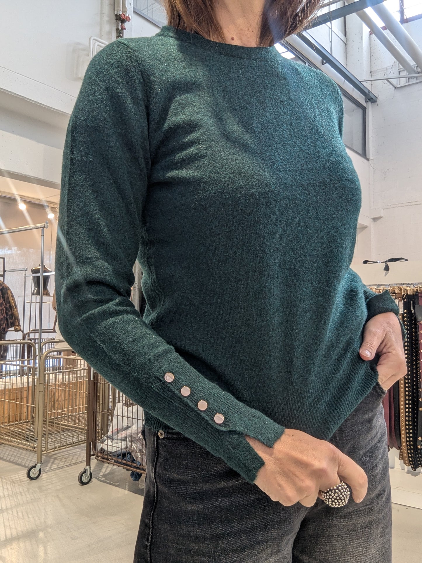 Maglione donna  slim fit con girocollo e bottoni dorati sui polsini.Perfetto per l'autunno inverno."