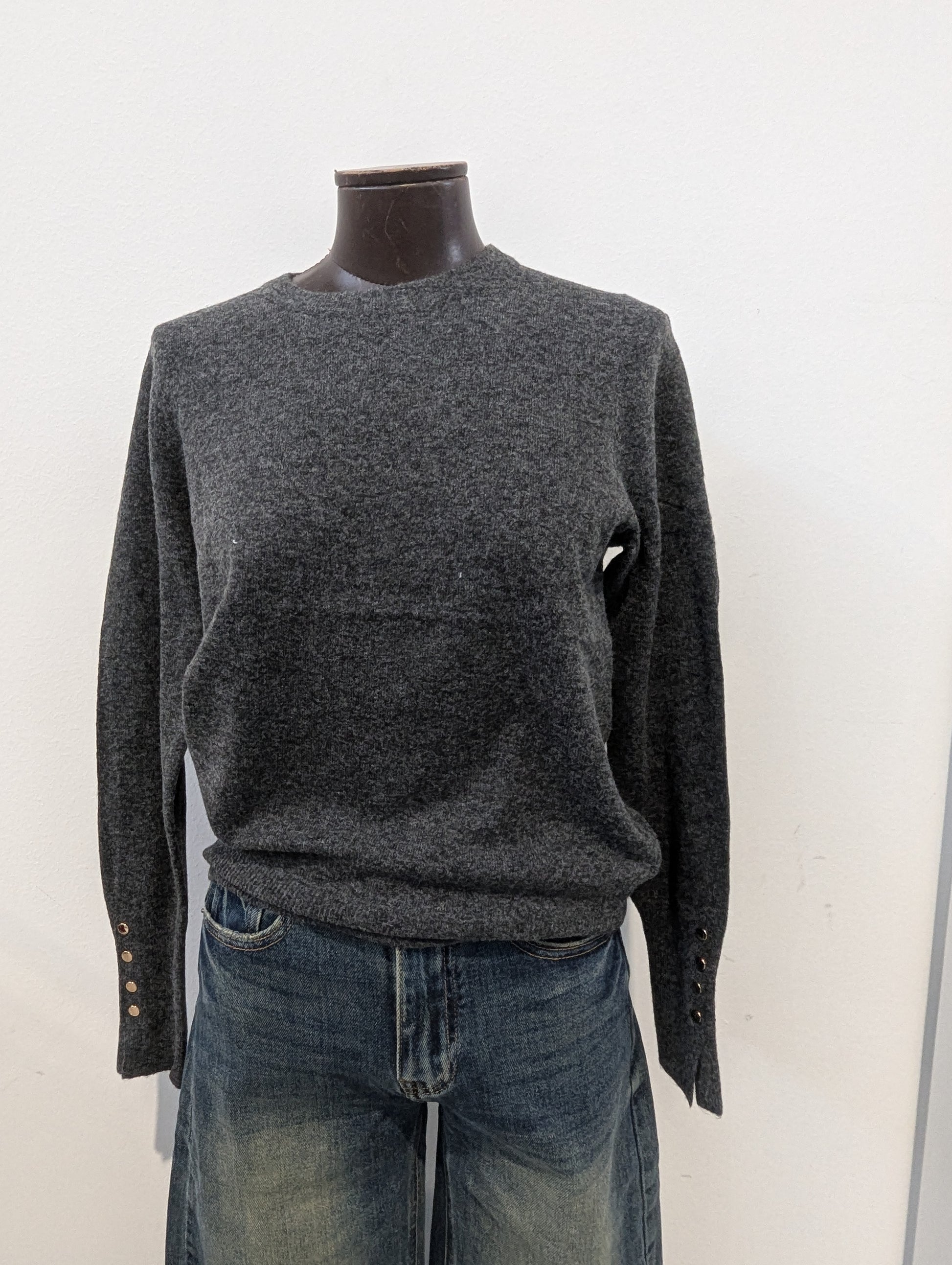 Maglione donna  slim fit con girocollo e bottoni dorati sui polsini.Perfetto per l'autunno inverno."