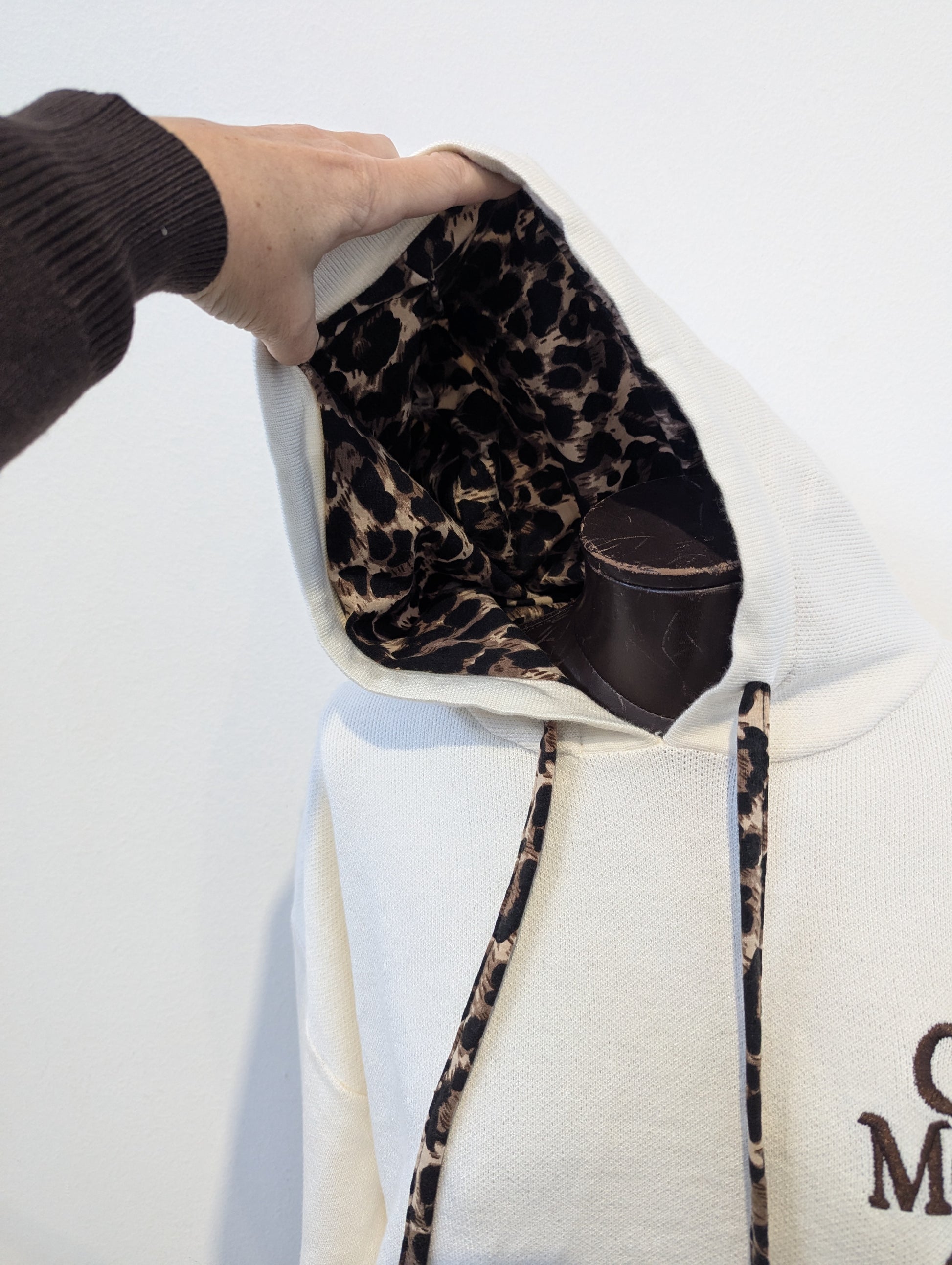 Felpa con cappuccio foderato e coulisse leopardate. 