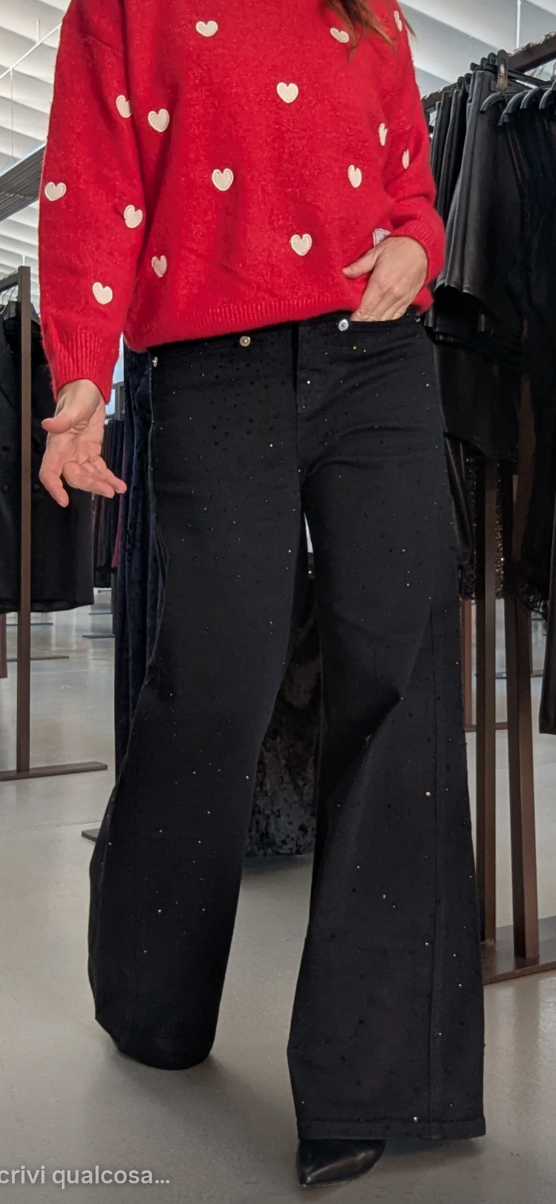 jeans nero modello wide leg con strass e maglione rosso cuore la coccinella brand
